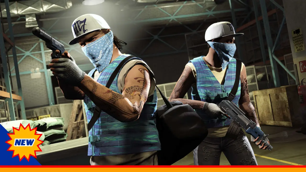 Deux joueurs de GTA Online masqués d'un bandana bleu et armés, un pistolet silencieux et un fusil, dans un entrepôt sous un panneau avertissant d'une zone sous vidéosurveillance