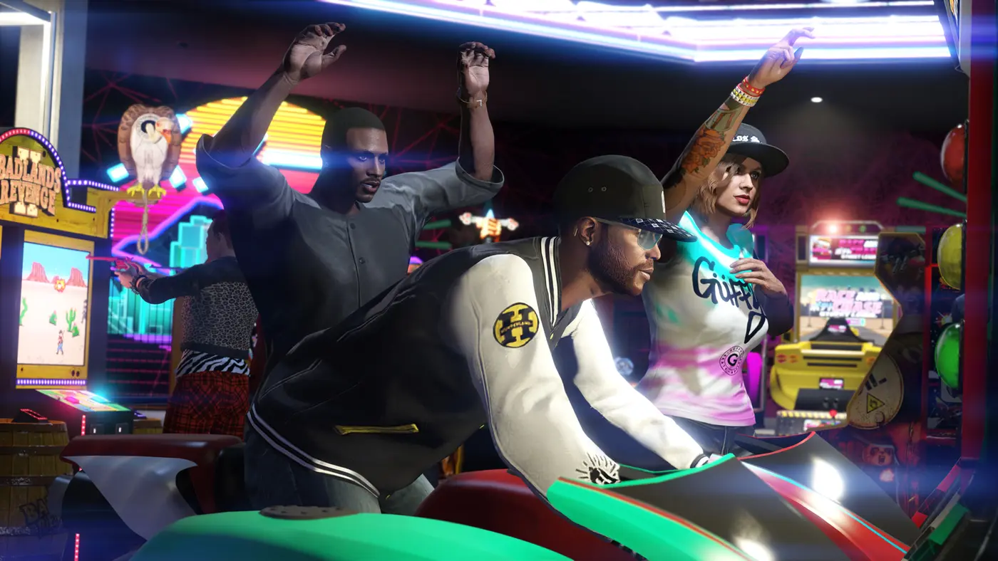 Intérieur d'une salle d'arcade GTA Online aux néons colorés, des personnages jouant sur une borne de course, machines rétro tout autour