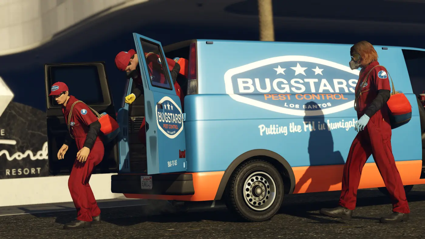 Braqueurs GTA Online déguisés en exterminateurs Bugstars, combinaisons rouges et masques à gaz, sortant d'un van bleu Bugstars Pest Control devant le casino