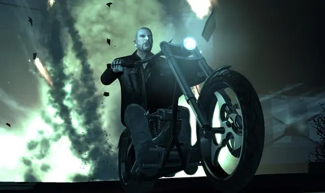 Johnny Klebitz, cheveux courts et barbe, roulant sur son chopper devant une explosion et une tornade de débris dans une mission de The Lost and Damned