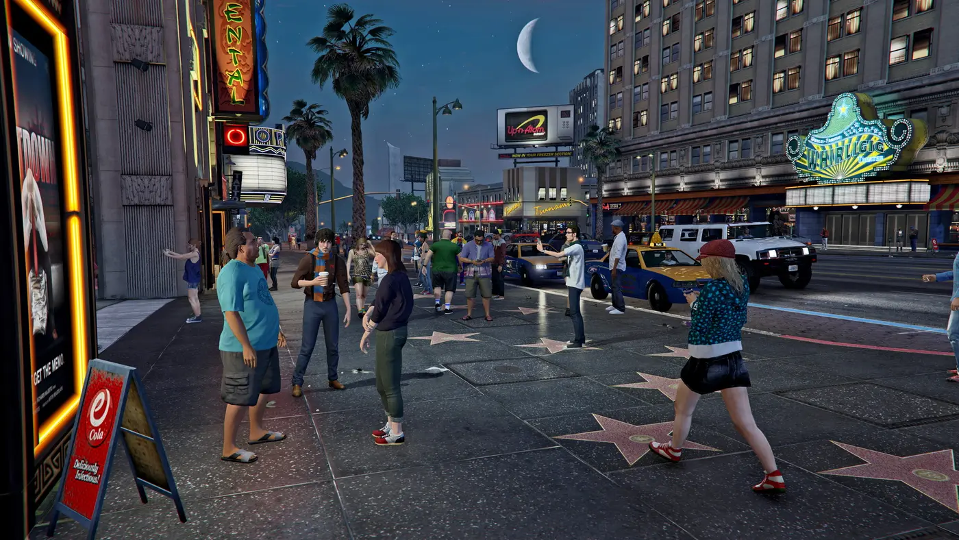 Foule nocturne sur Vinewood Boulevard dans GTA 5, néons et palmiers