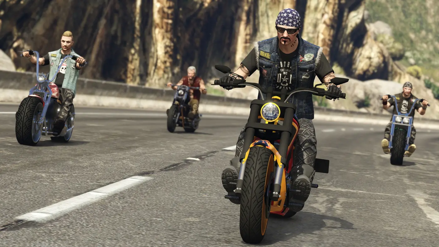 Groupe de motards de GTA Online roulant en formation sur une route de montagne de Blaine County