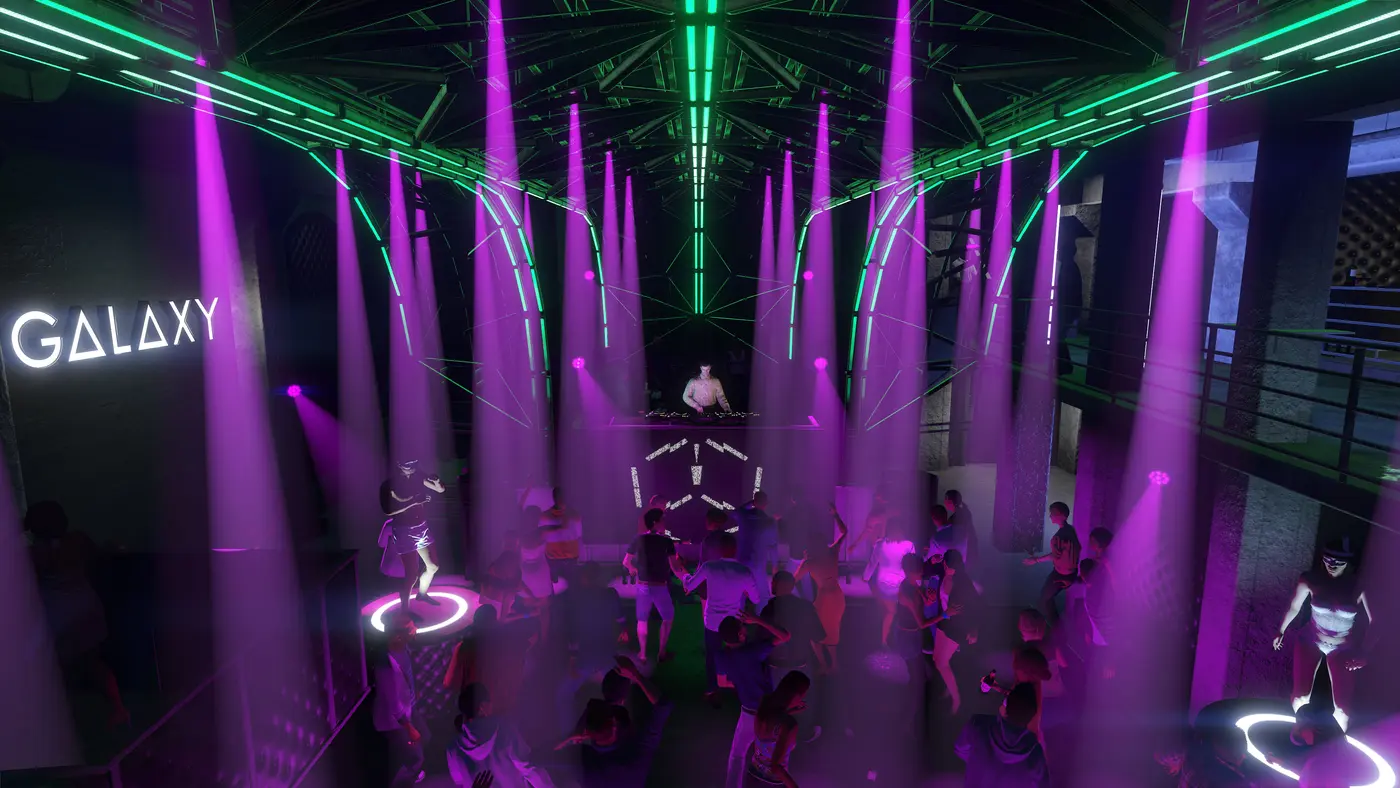 Capture officielle de GTA Online : l'intérieur d'une boîte de nuit bondée, un DJ aux platines sous des faisceaux lumineux violets et verts, la piste de danse pleine de fêtards