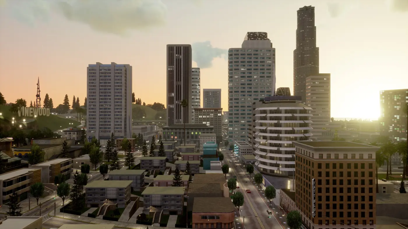 Vue d'ensemble de Los Santos au coucher de soleil dans GTA San Andreas remasterisé : gratte-ciels du centre-ville, quartiers résidentiels boisés et colline surmontée d'un grand panneau façon Hollywood