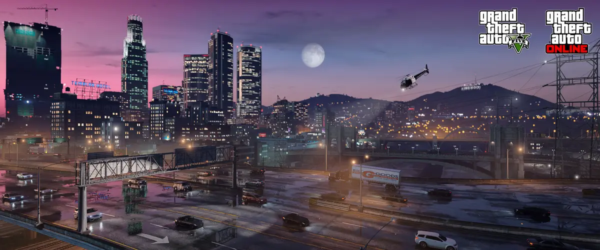 Vue nocturne de Los Santos dans GTA V : gratte-ciels illuminés sous un ciel rose et une pleine lune, un hélicoptère au-dessus des collines de Vinewood et une autoroute chargée de trafic au premier plan