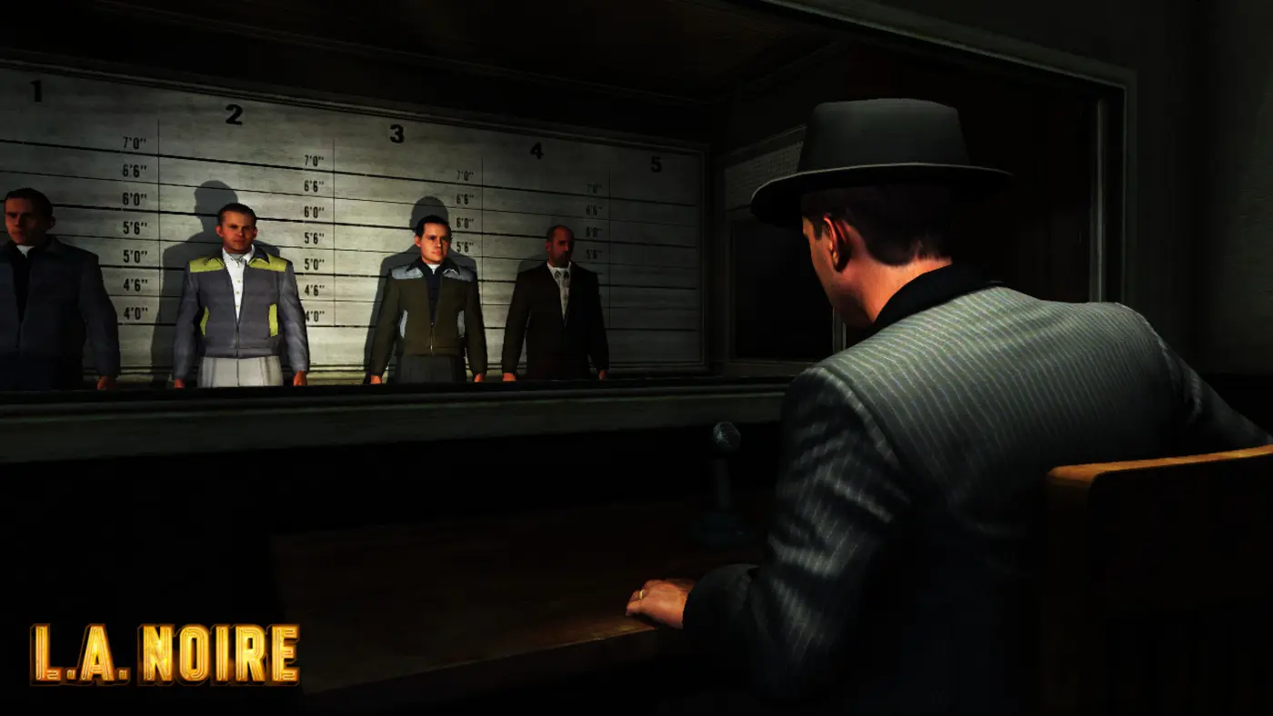 Une séance d'identification au commissariat dans L.A. Noire : quatre suspects alignés devant une toise graduée, observés par un détective de dos à travers la vitre sans tain.