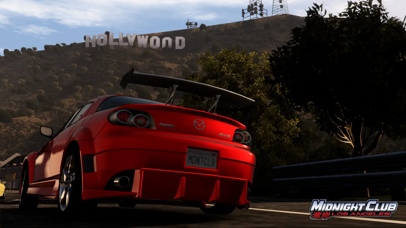 Une Mazda RX-8 rouge à gros aileron arrière, plaque MDNTCLB, arrêtée sur une route de colline devant le panneau Hollywood, dans Midnight Club: Los Angeles.