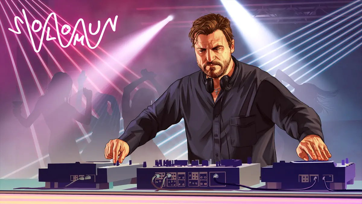 Illustration officielle du DJ Solomun aux platines dans GTA Online, éclairé par des faisceaux laser roses et bleus, une foule en silhouette qui danse derrière lui
