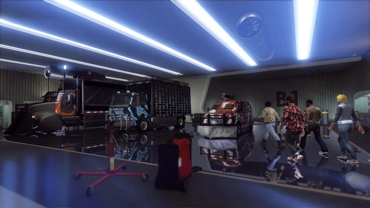 Le garage souterrain niveau B1 d'une boîte de nuit de GTA Online, avec un semi-remorque, un camion Pounder Custom camouflé et un fourgon blindé, quatre personnages qui marchent vers la sortie sur le sol laqué
