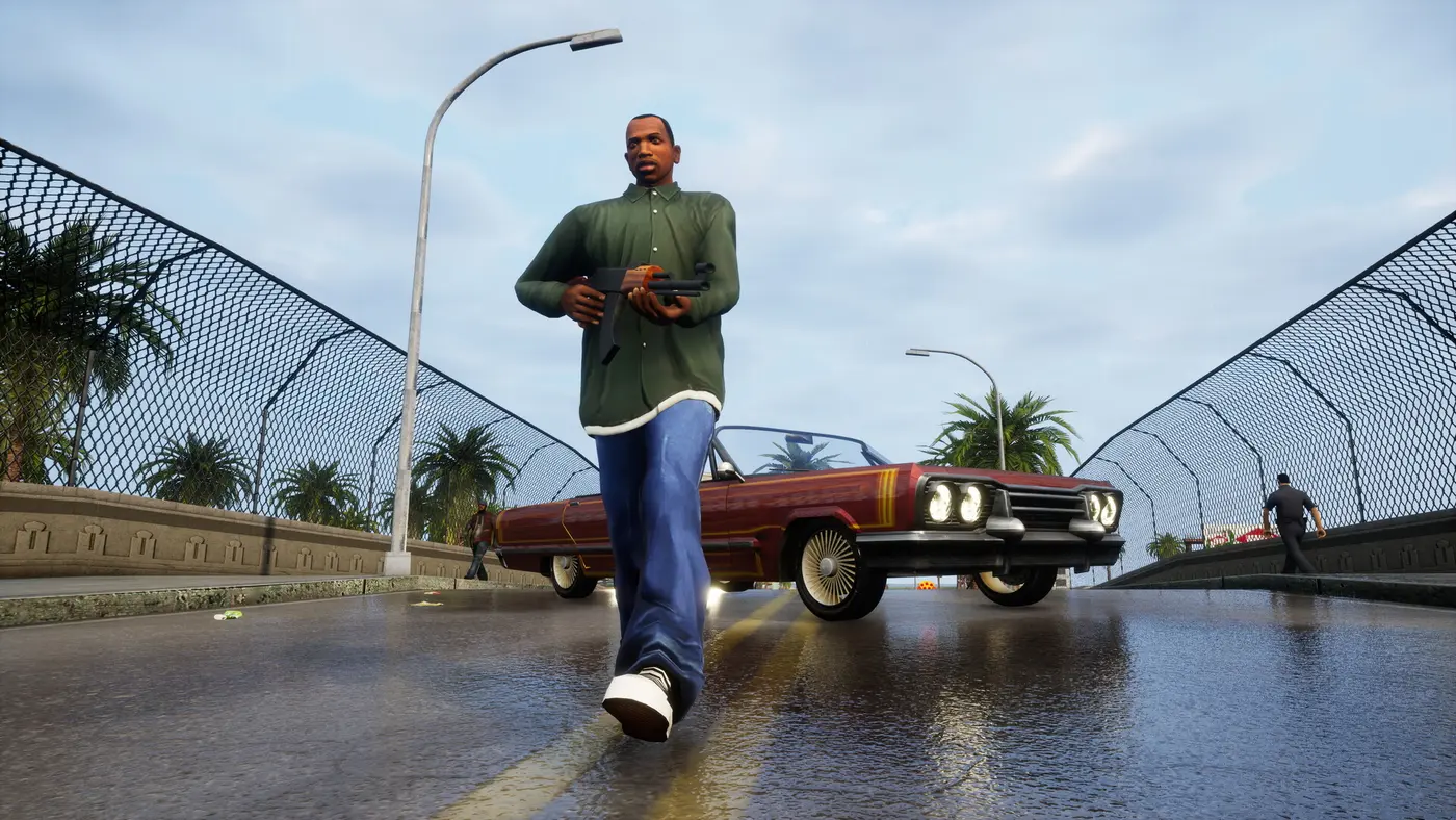Carl CJ Johnson, en chemise verte des Grove Street et arme au poing, marche vers la caméra sur un pont mouillé de San Andreas, un lowrider derrière lui