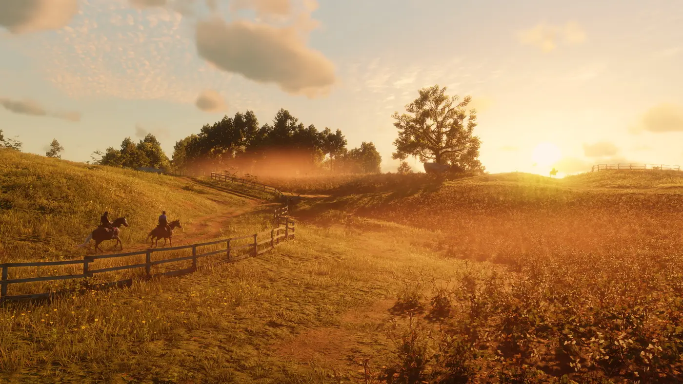 Deux cavaliers longeant une clôture de bois sur une piste de prairie vallonnée au coucher de soleil dans Red Dead Redemption 2, un arbre isolé sur la crête et une brume dorée