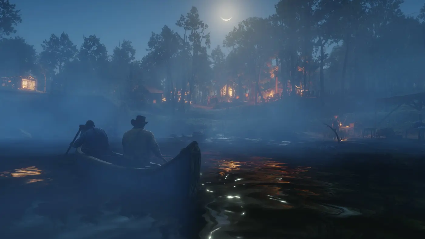 Bayou brumeux de nuit dans Red Dead Redemption 2 : deux hommes en canoë, l'un en chapeau pagayant, sous un croissant de lune, un campement éclairé de lanternes orange au loin entre les arbres