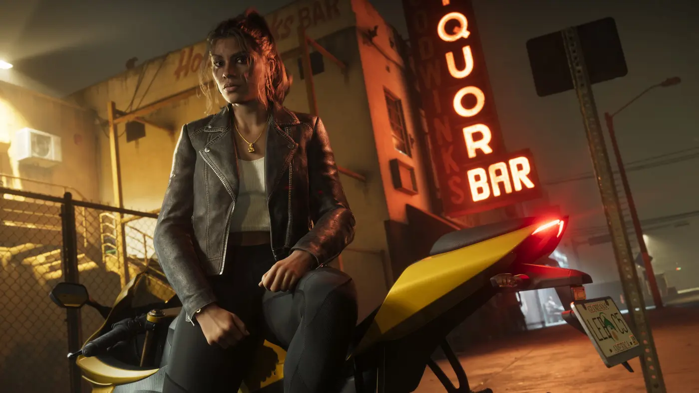 Lucia Caminos assise sur une moto jaune la nuit, devant la devanture d'un petit commerce dont l'enseigne au néon rouge indique Liquor Bar, rue embrumée de Leonida