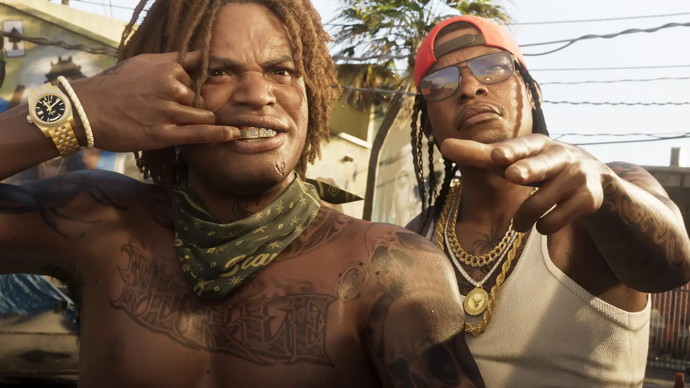 Deux personnages de GTA VI faisant des signes de la main dans une rue ensoleillée de Vice City, dents en or, chaînes et bandana